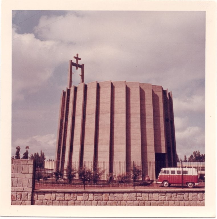 1969_AethiopienAddisAbeba_Kreuzkirche_mitFamilienbus